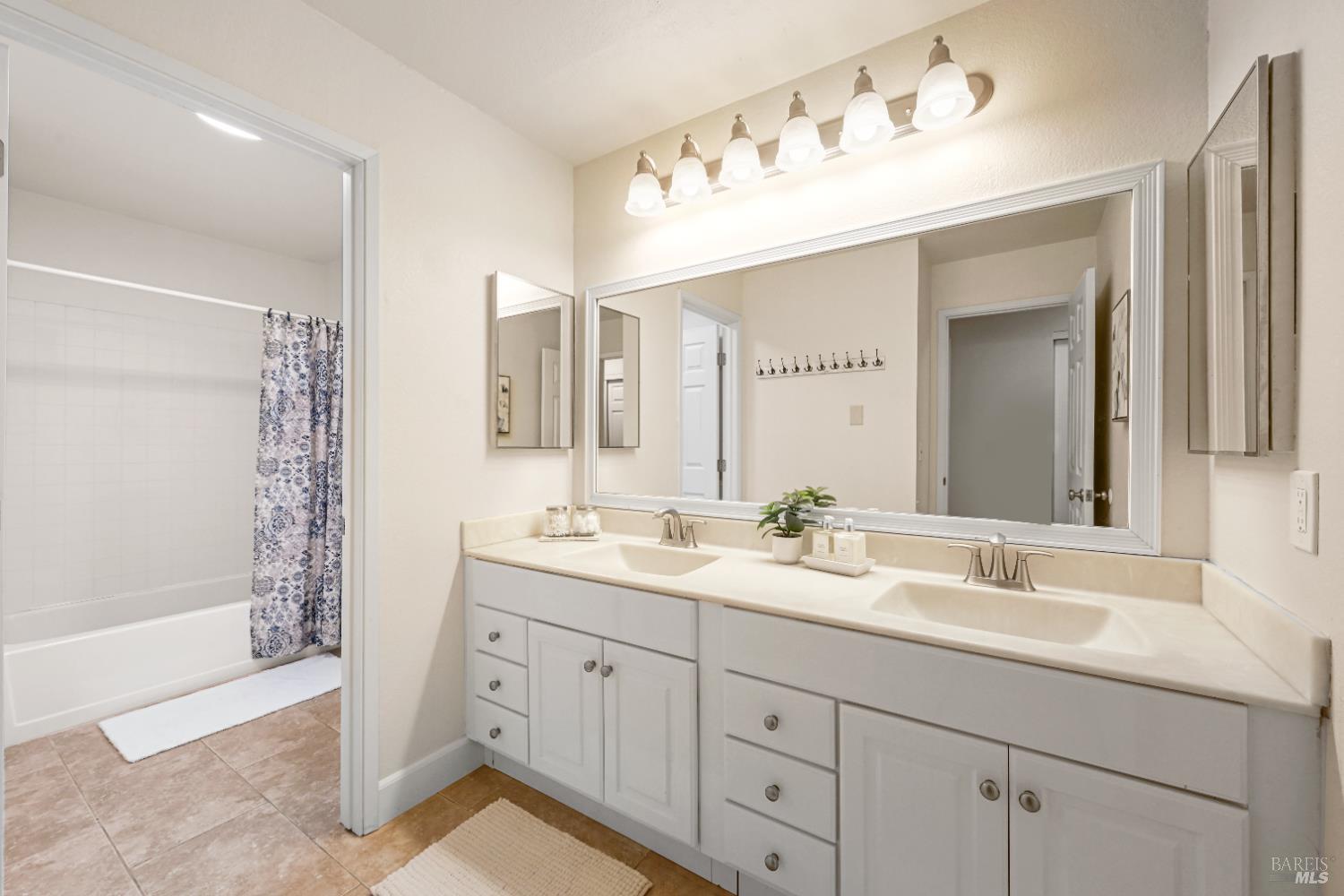 Detail Gallery Image 19 of 23 For 2403 Marylyn Cir, Petaluma,  CA 94954 - 3 Beds | 2/1 Baths