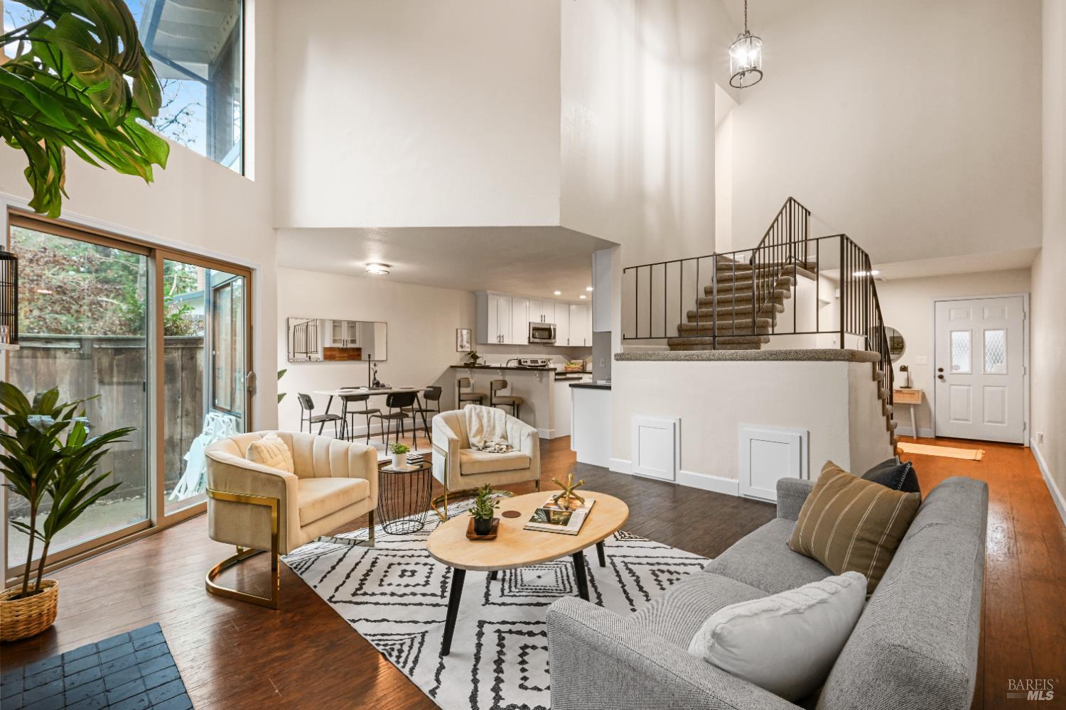 Detail Gallery Image 4 of 23 For 2403 Marylyn Cir, Petaluma,  CA 94954 - 3 Beds | 2/1 Baths