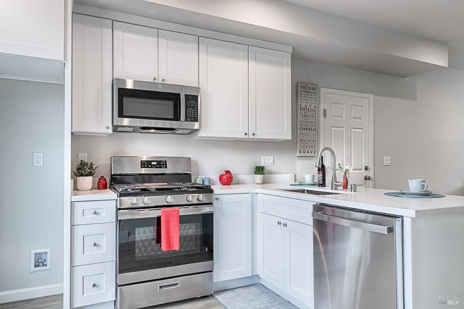 Detail Gallery Image 11 of 39 For 1962 Las Ventanas Dr, Santa Rosa,  CA 95407 - 3 Beds | 2/1 Baths