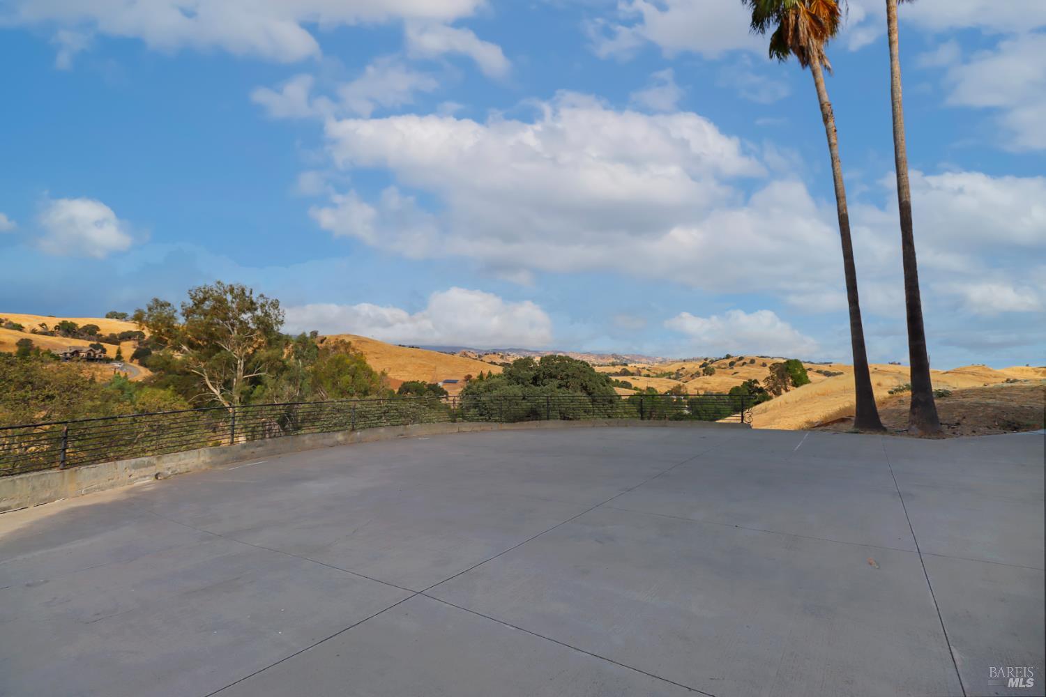 Detail Gallery Image 11 of 99 For 3945 Joslin Ln, Vacaville,  CA 95688 - 6 Beds | 5/4 Baths