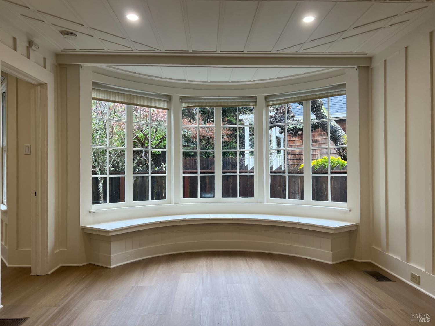 Detail Gallery Image 13 of 32 For 127 Bolinas Ave, Ross,  CA 94957 - 2 Beds | 1 Baths