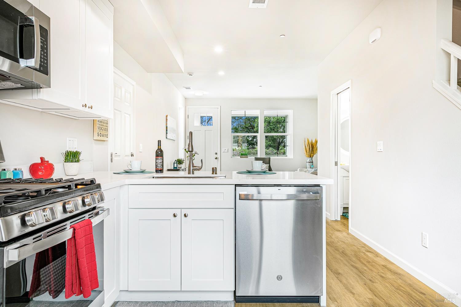 Detail Gallery Image 8 of 39 For 1962 Las Ventanas Dr, Santa Rosa,  CA 95407 - 3 Beds | 2/1 Baths