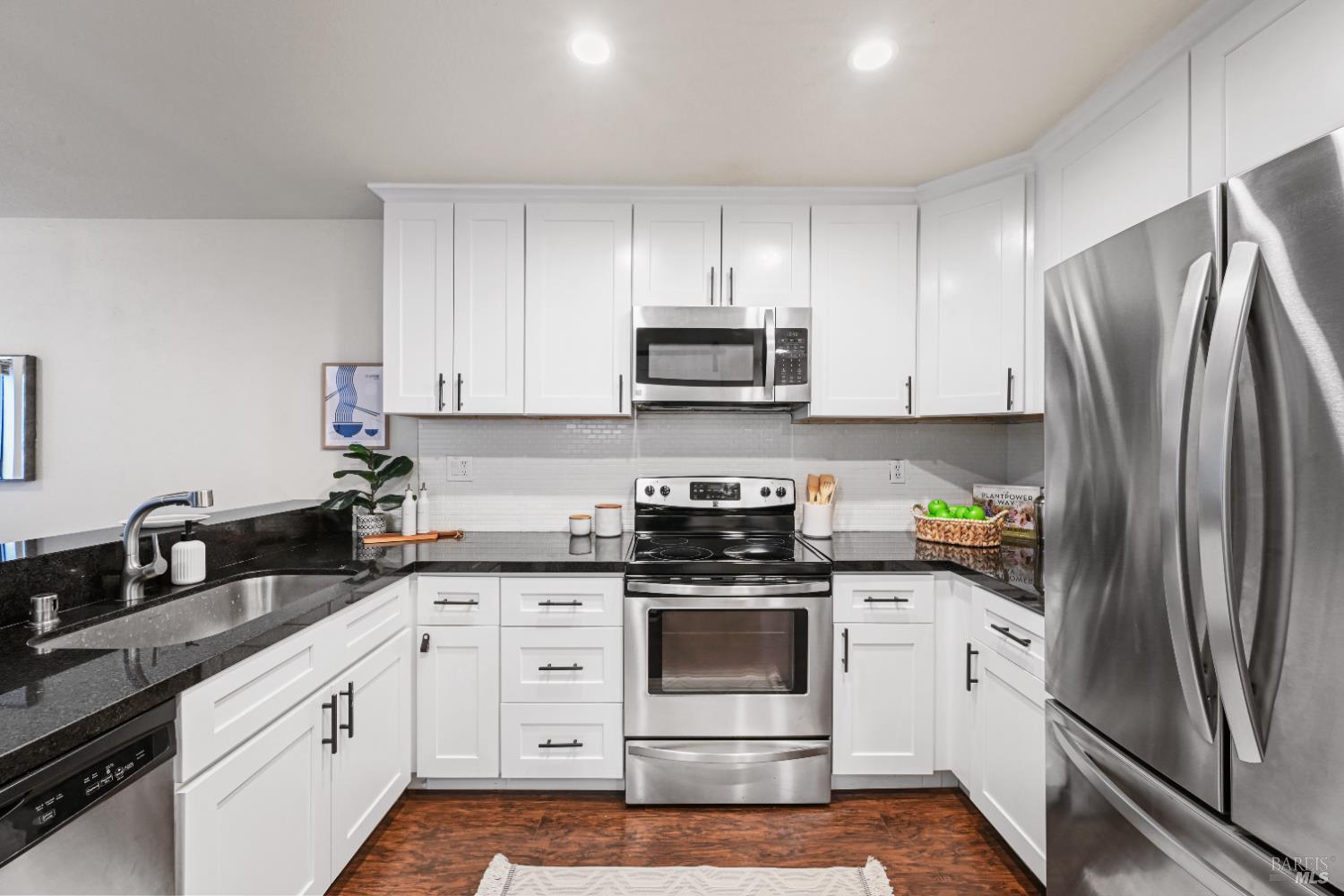 Detail Gallery Image 9 of 23 For 2403 Marylyn Cir, Petaluma,  CA 94954 - 3 Beds | 2/1 Baths