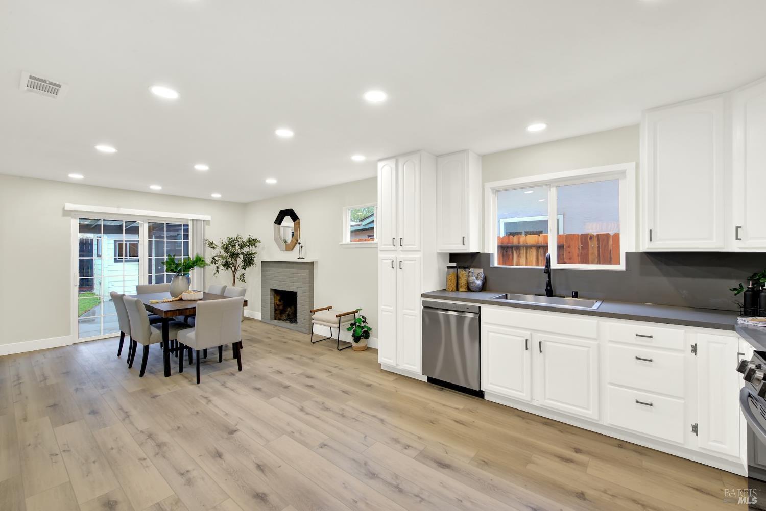 Detail Gallery Image 4 of 37 For 880 Trysail Ct, Vacaville,  CA 95687 - 4 Beds | 2 Baths