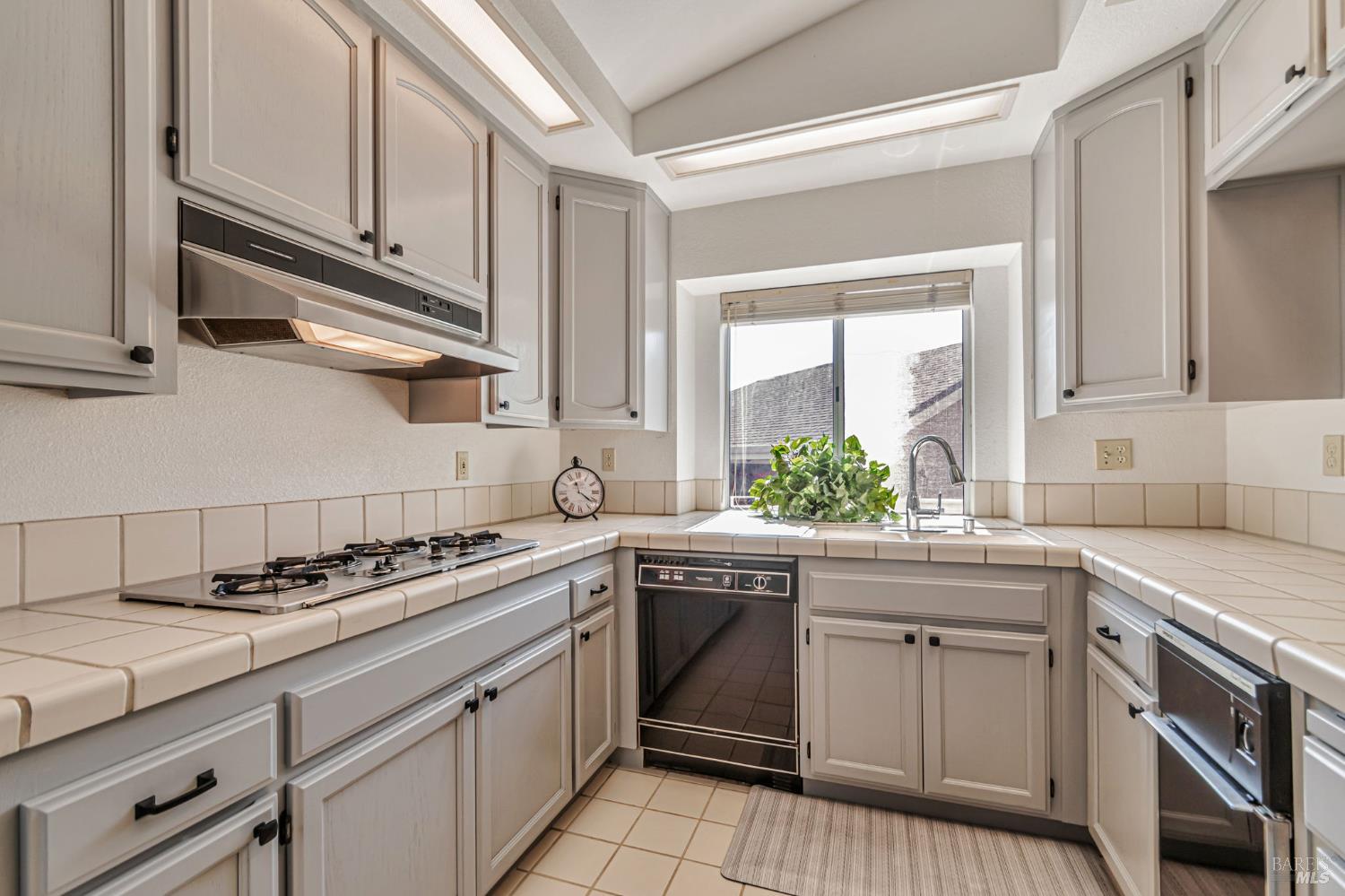 Detail Gallery Image 5 of 53 For 2016 Stonefield Ln, Santa Rosa,  CA 95403 - 3 Beds | 2/1 Baths