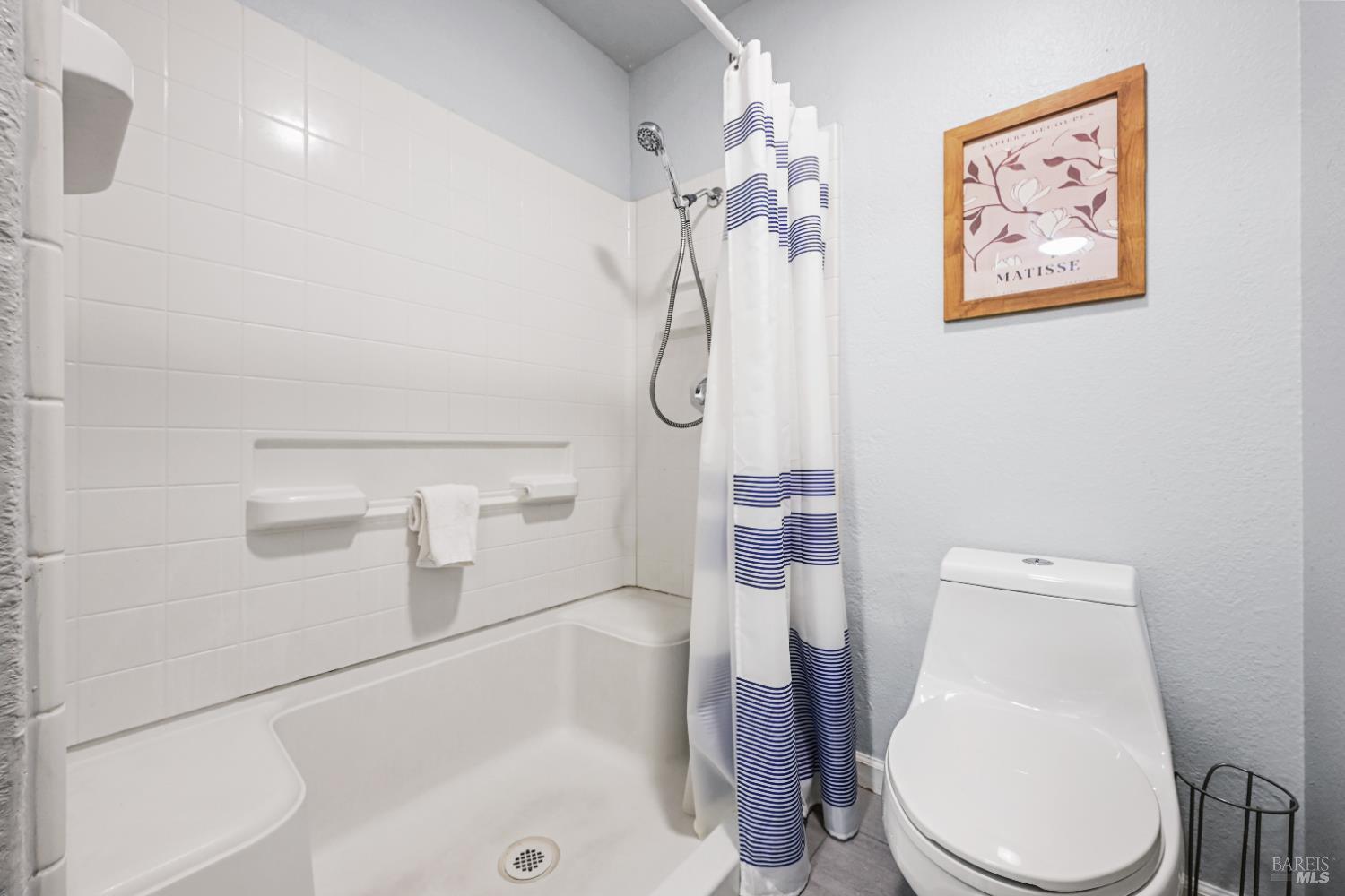 Detail Gallery Image 16 of 23 For 2403 Marylyn Cir, Petaluma,  CA 94954 - 3 Beds | 2/1 Baths