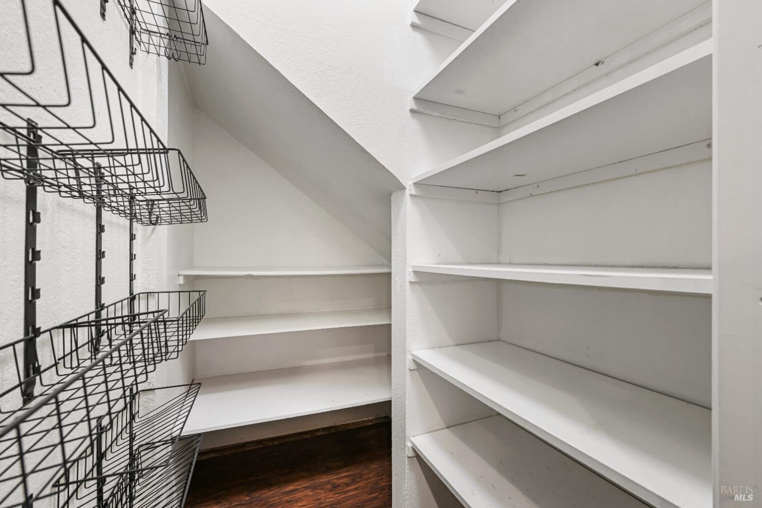 Detail Gallery Image 12 of 23 For 2403 Marylyn Cir, Petaluma,  CA 94954 - 3 Beds | 2/1 Baths