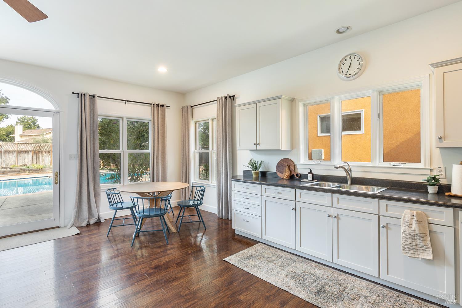 Detail Gallery Image 34 of 40 For 9821 Dawn Way, Windsor,  CA 95492 - 5 Beds | 4 Baths