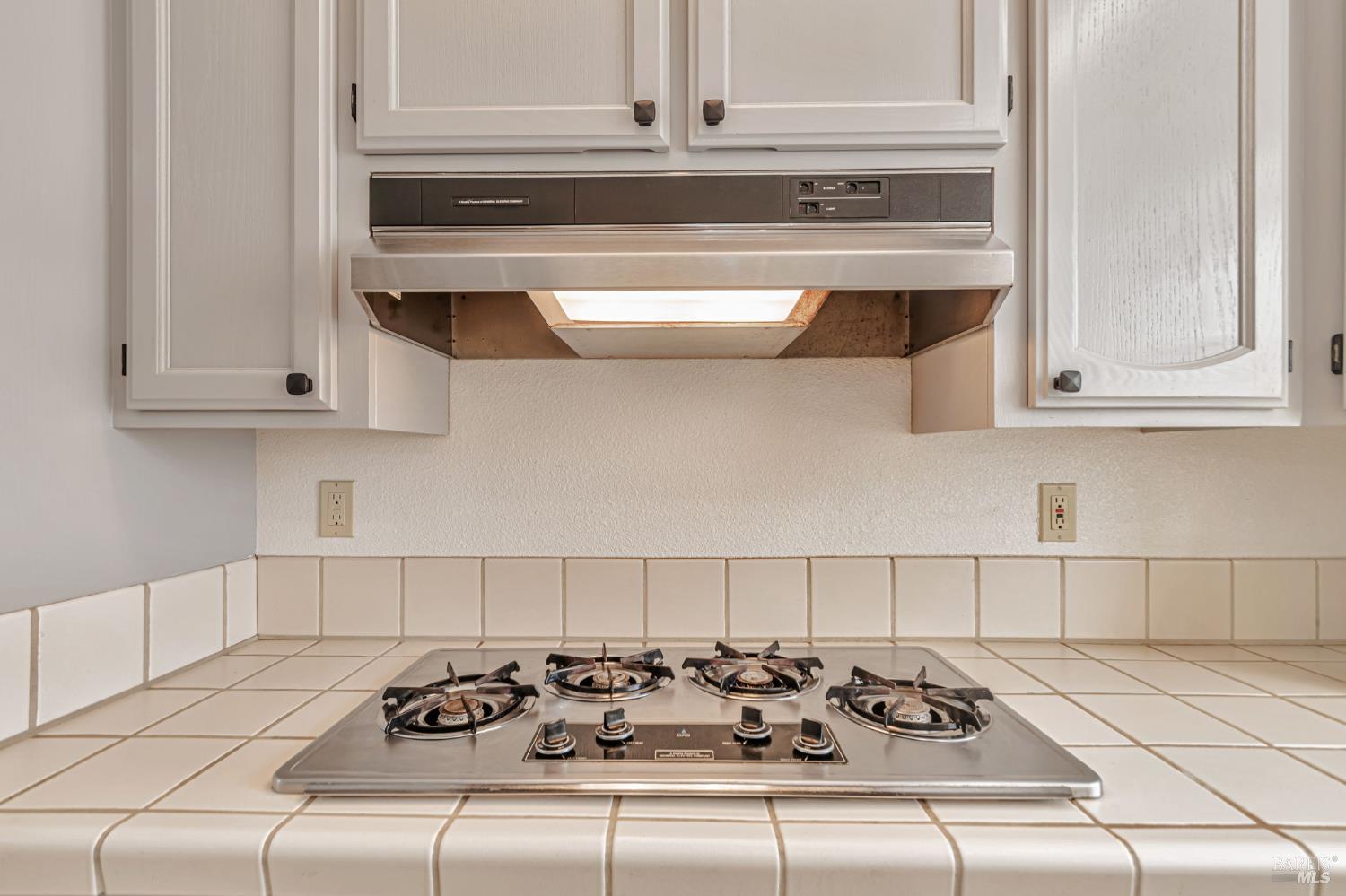 Detail Gallery Image 6 of 53 For 2016 Stonefield Ln, Santa Rosa,  CA 95403 - 3 Beds | 2/1 Baths