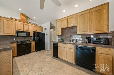 Detail Gallery Image 39 of 61 For 10165 Lakeshore Dr, Clearlake,  CA 95422 - 4 Beds | 3 Baths