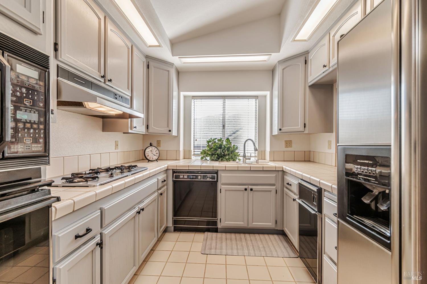 Detail Gallery Image 7 of 53 For 2016 Stonefield Ln, Santa Rosa,  CA 95403 - 3 Beds | 2/1 Baths