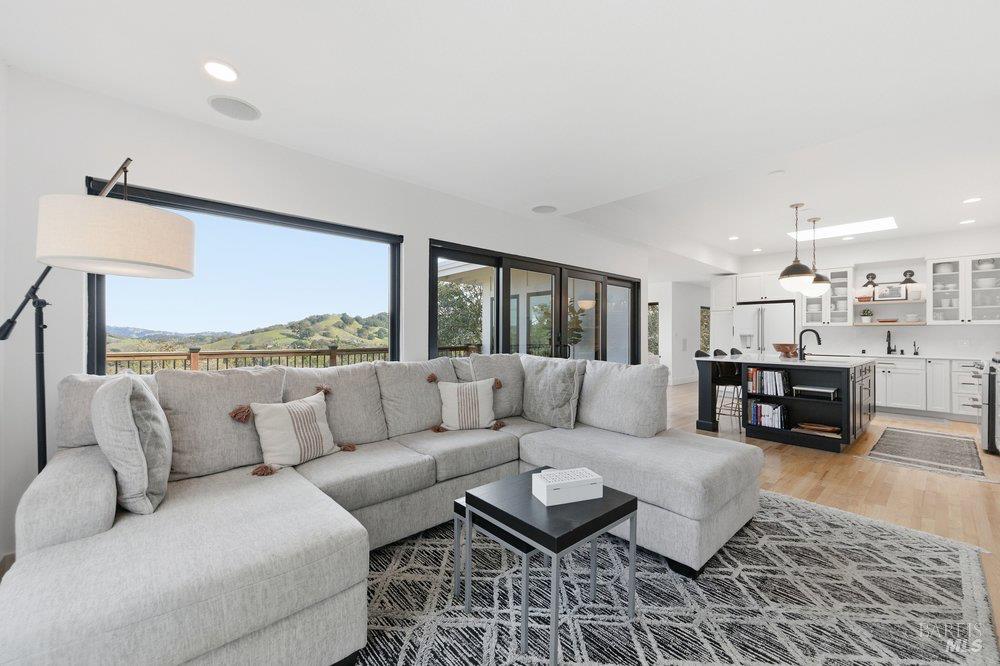 Detail Gallery Image 13 of 42 For 194 Maestro Rd, Novato,  CA 94947 - 4 Beds | 3 Baths