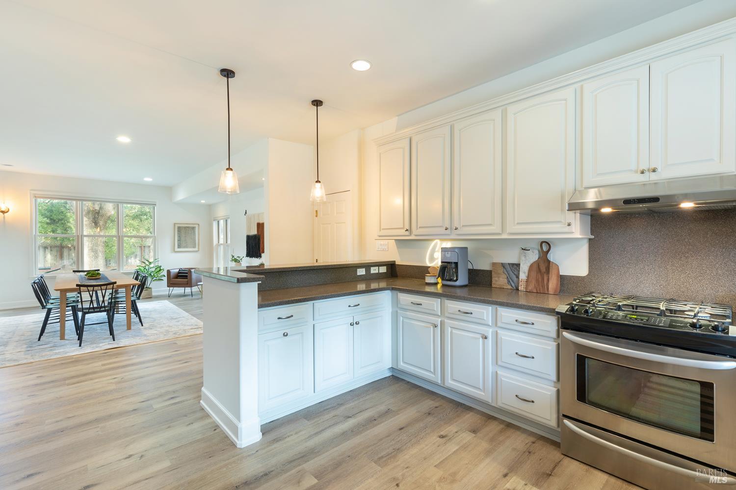 Detail Gallery Image 13 of 40 For 9821 Dawn Way, Windsor,  CA 95492 - 5 Beds | 4 Baths