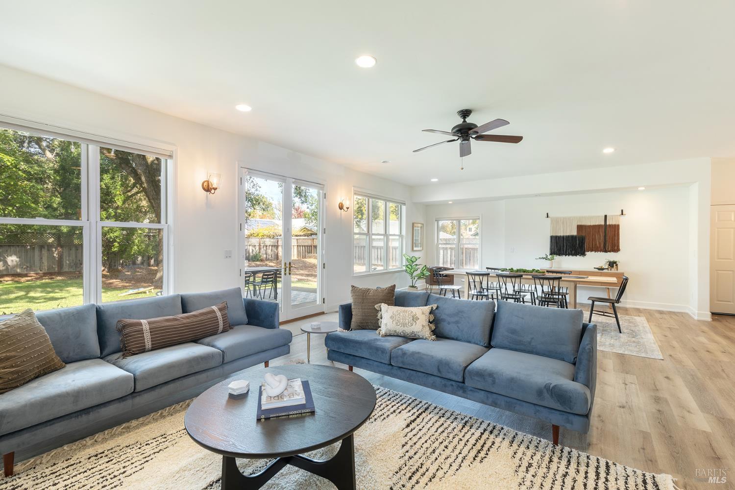 Detail Gallery Image 9 of 40 For 9821 Dawn Way, Windsor,  CA 95492 - 5 Beds | 4 Baths