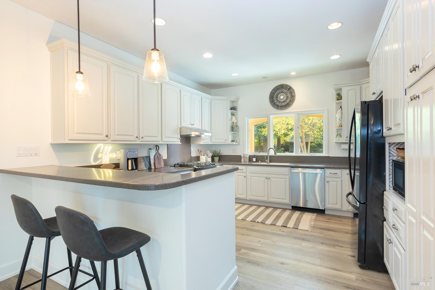 Detail Gallery Image 11 of 40 For 9821 Dawn Way, Windsor,  CA 95492 - 5 Beds | 4 Baths