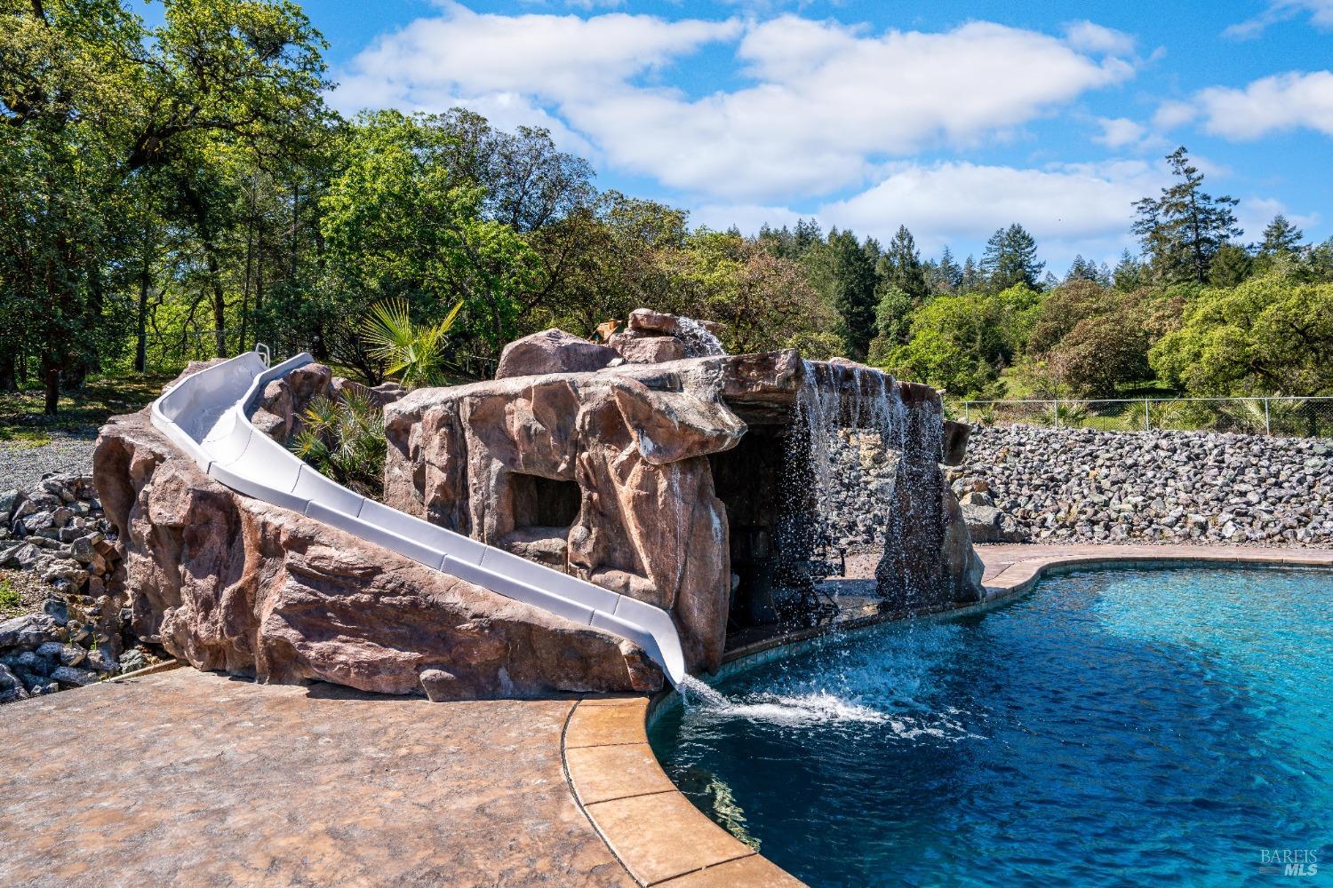 Detail Gallery Image 31 of 91 For 5510 Parducci Rd, Ukiah,  CA 95482 - 3 Beds | 3 Baths