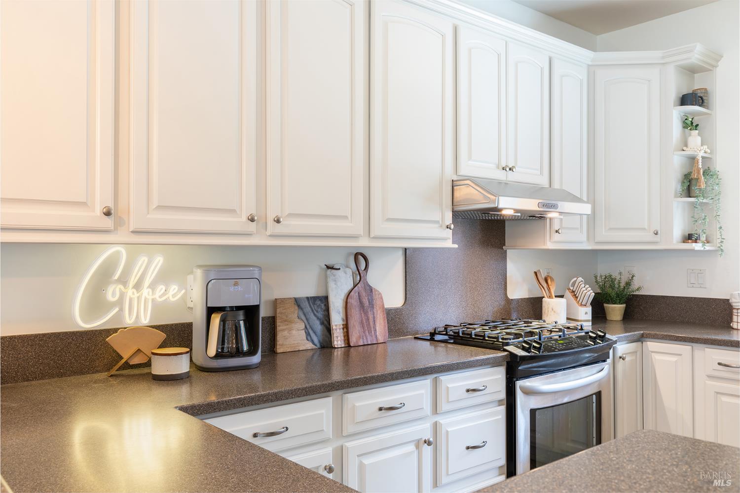 Detail Gallery Image 12 of 40 For 9821 Dawn Way, Windsor,  CA 95492 - 5 Beds | 4 Baths