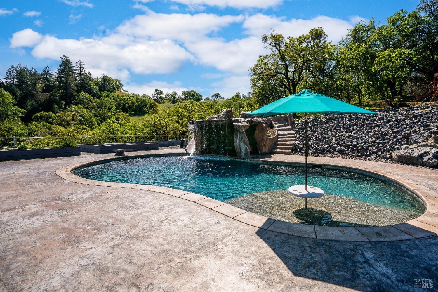 Detail Gallery Image 28 of 91 For 5510 Parducci Rd, Ukiah,  CA 95482 - 3 Beds | 3 Baths