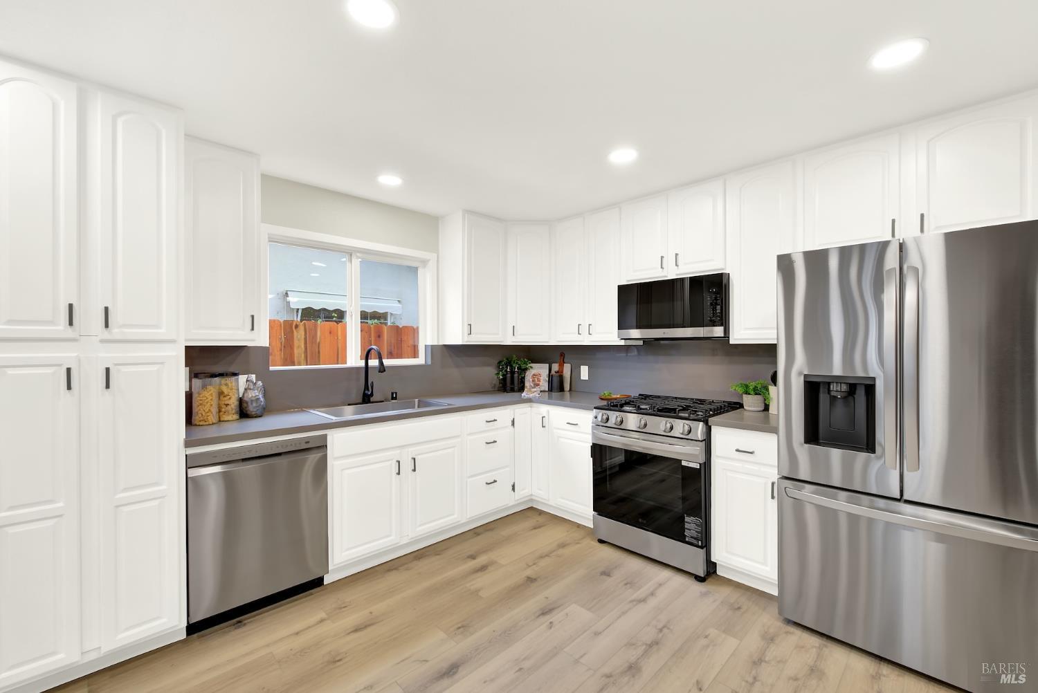 Detail Gallery Image 6 of 37 For 880 Trysail Ct, Vacaville,  CA 95687 - 4 Beds | 2 Baths