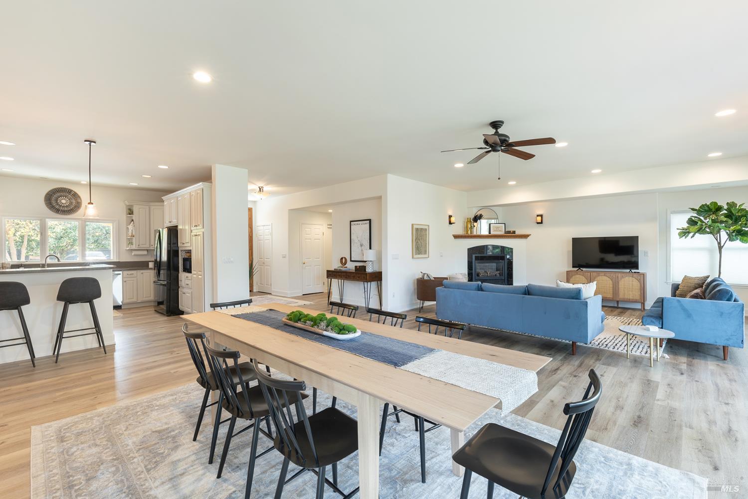 Detail Gallery Image 10 of 40 For 9821 Dawn Way, Windsor,  CA 95492 - 5 Beds | 4 Baths