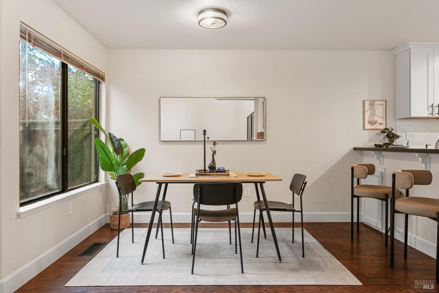 Detail Gallery Image 6 of 23 For 2403 Marylyn Cir, Petaluma,  CA 94954 - 3 Beds | 2/1 Baths