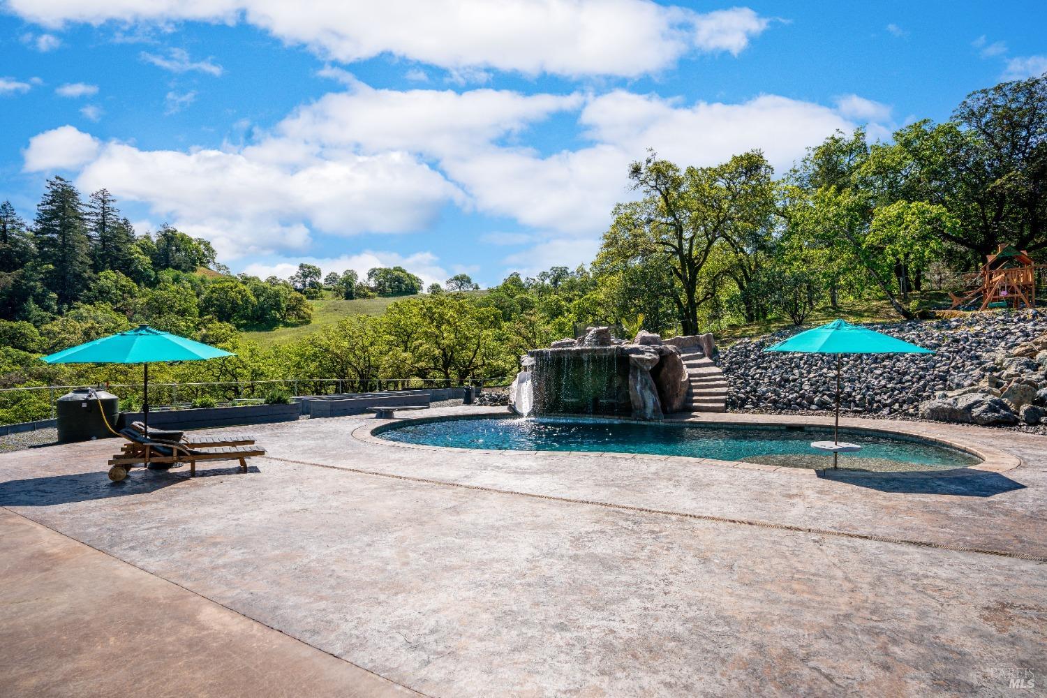 Detail Gallery Image 27 of 91 For 5510 Parducci Rd, Ukiah,  CA 95482 - 3 Beds | 3 Baths