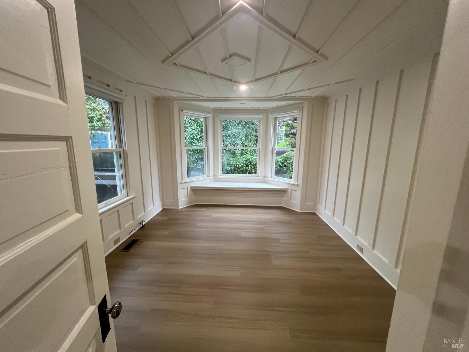 Detail Gallery Image 17 of 32 For 127 Bolinas Ave, Ross,  CA 94957 - 2 Beds | 1 Baths