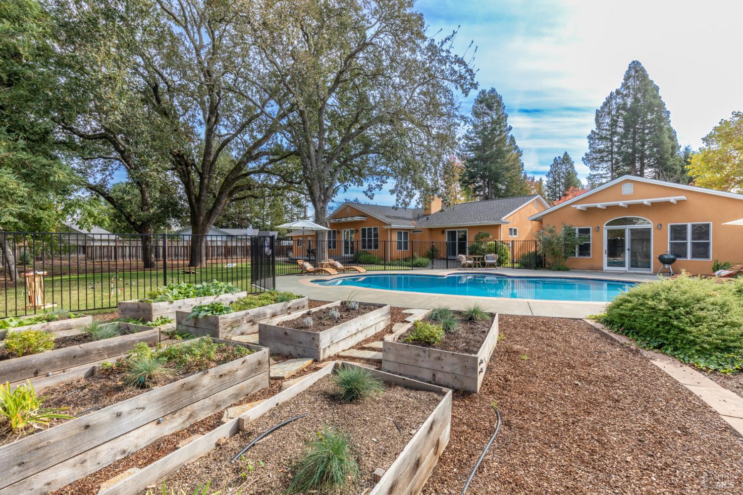 Detail Gallery Image 4 of 40 For 9821 Dawn Way, Windsor,  CA 95492 - 5 Beds | 4 Baths