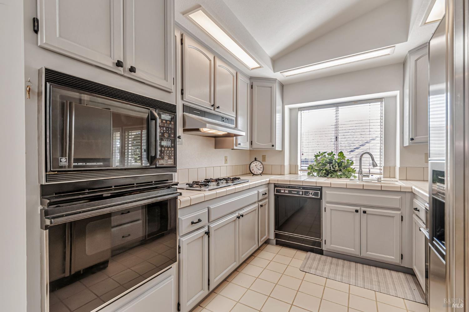 Detail Gallery Image 4 of 53 For 2016 Stonefield Ln, Santa Rosa,  CA 95403 - 3 Beds | 2/1 Baths