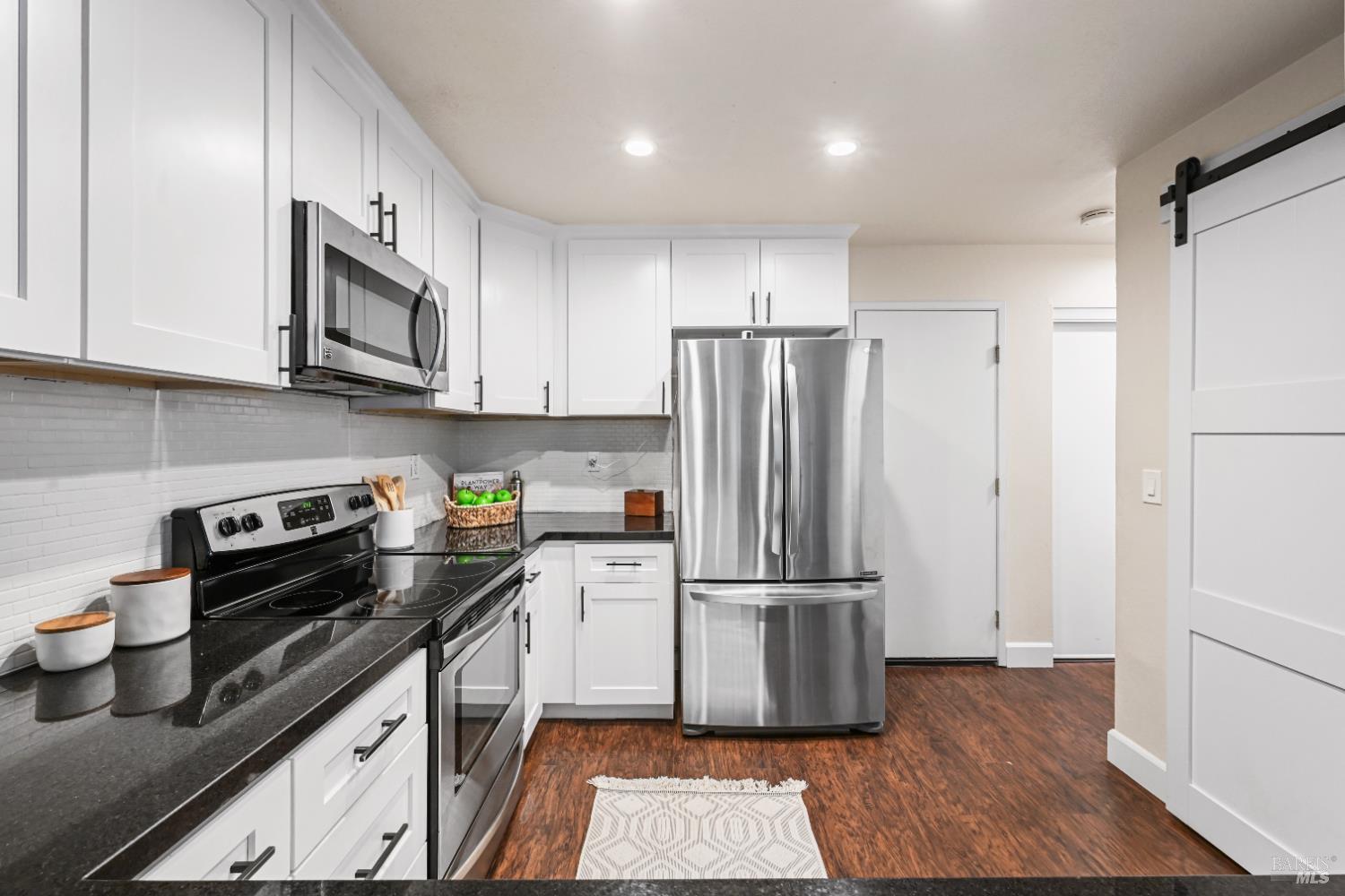 Detail Gallery Image 10 of 23 For 2403 Marylyn Cir, Petaluma,  CA 94954 - 3 Beds | 2/1 Baths