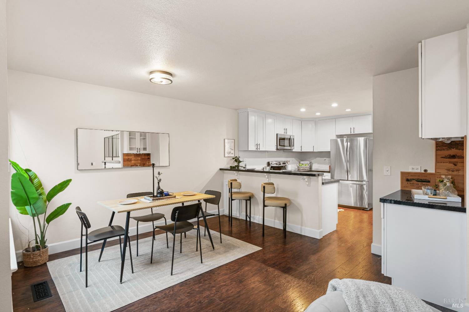 Detail Gallery Image 7 of 23 For 2403 Marylyn Cir, Petaluma,  CA 94954 - 3 Beds | 2/1 Baths