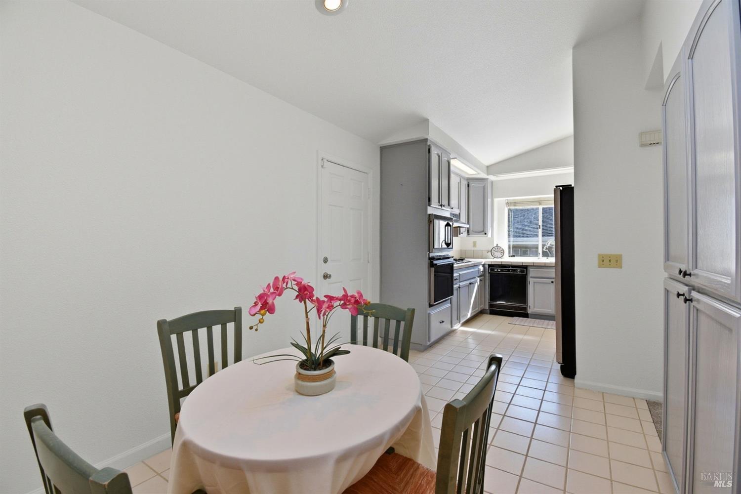 Detail Gallery Image 27 of 53 For 2016 Stonefield Ln, Santa Rosa,  CA 95403 - 3 Beds | 2/1 Baths