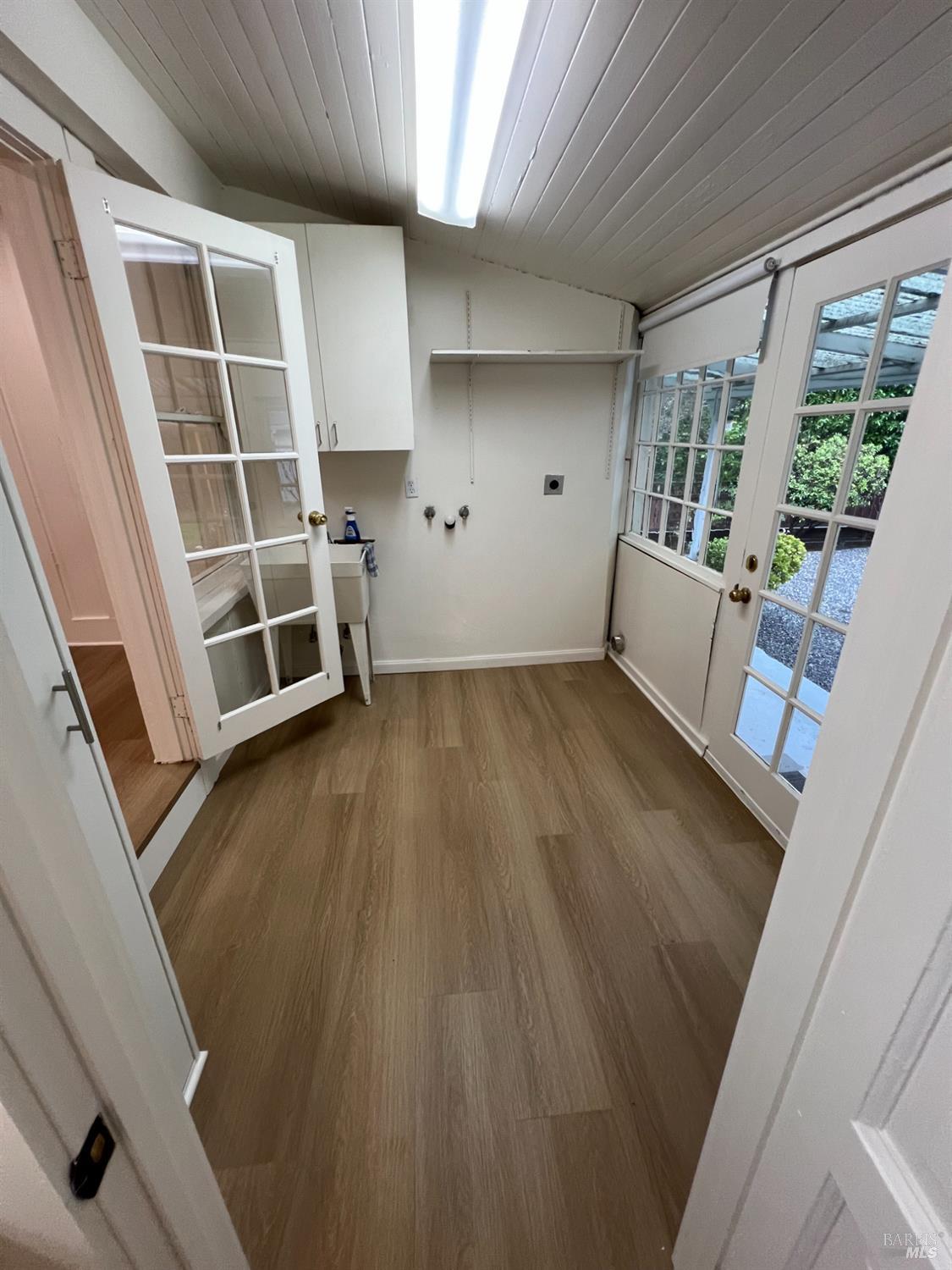 Detail Gallery Image 27 of 32 For 127 Bolinas Ave, Ross,  CA 94957 - 2 Beds | 1 Baths