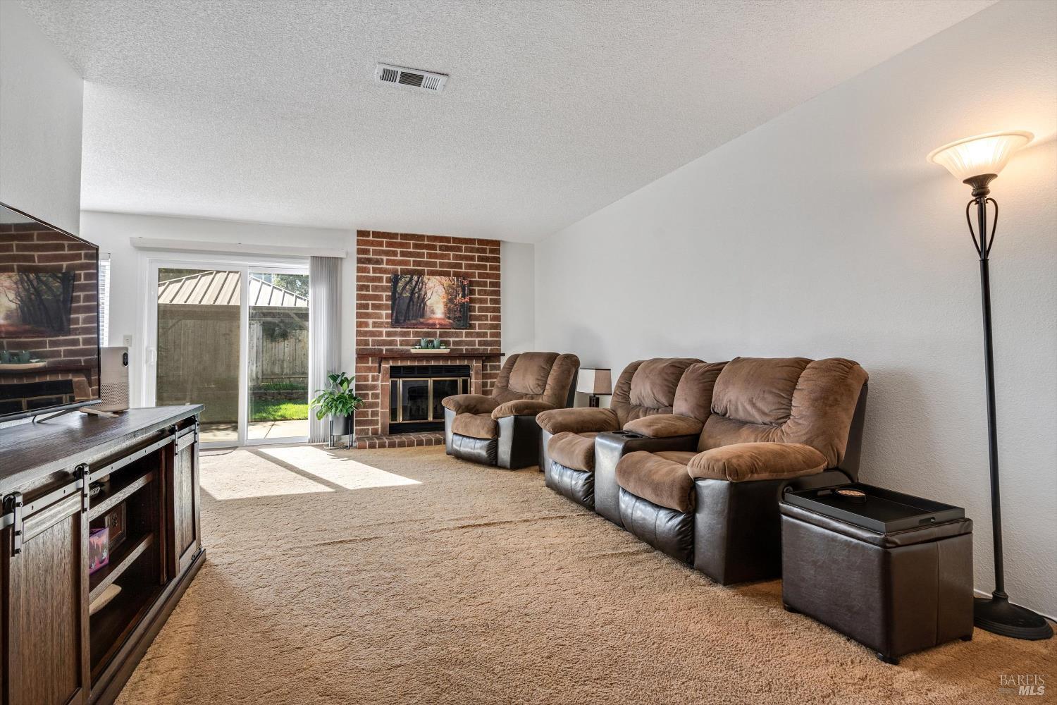 Detail Gallery Image 4 of 22 For 1403 Shasta St, Suisun City,  CA 94585 - 3 Beds | 2 Baths