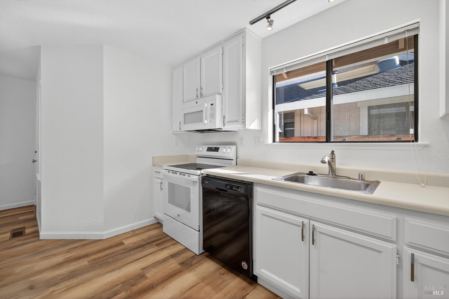 Detail Gallery Image 14 of 24 For 663 Spring Ln, Sonoma,  CA 95476 - 2 Beds | 1 Baths