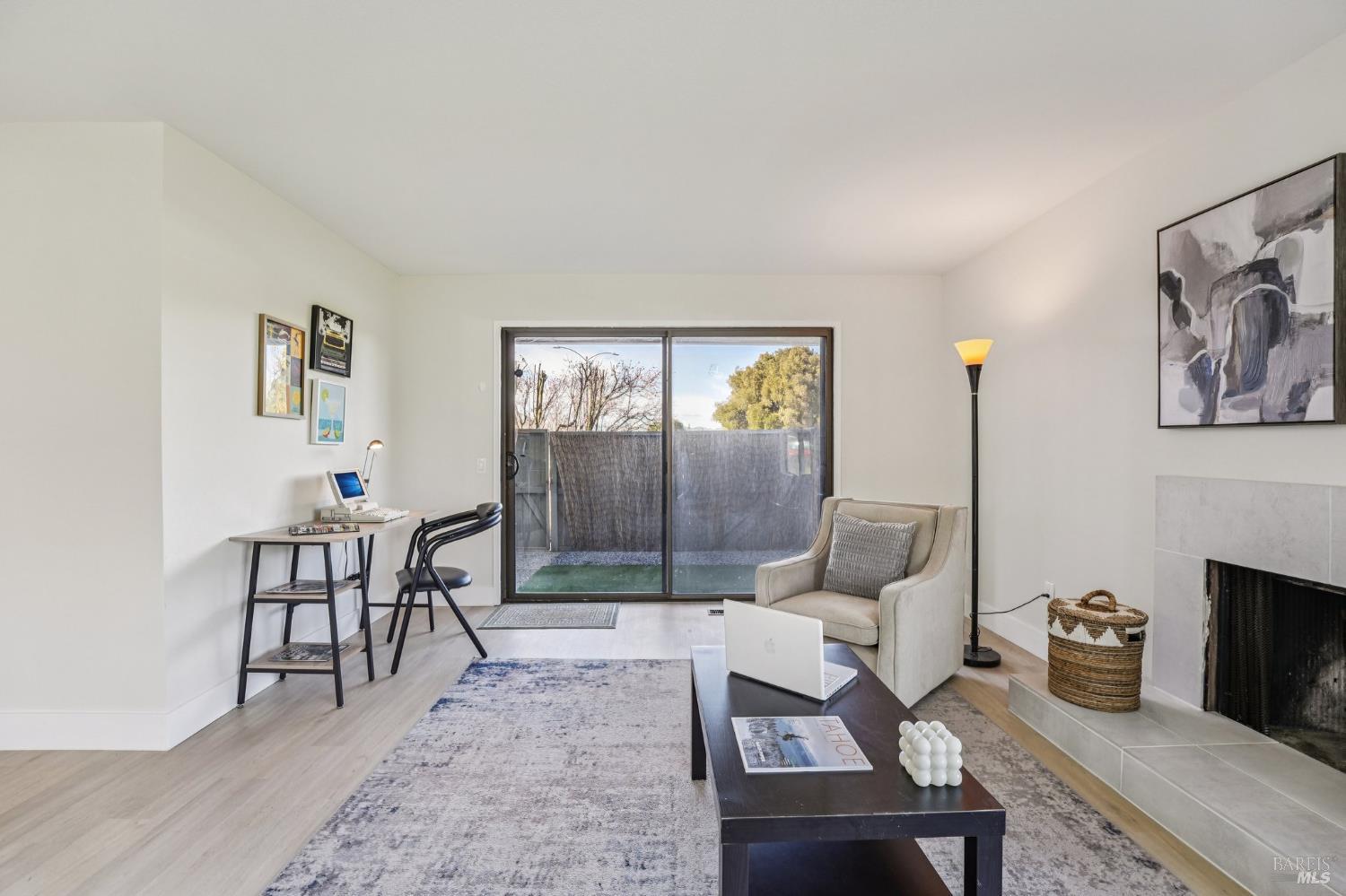 Detail Gallery Image 3 of 23 For 2 Lakeview Ct, Novato,  CA 94947 - 2 Beds | 1 Baths