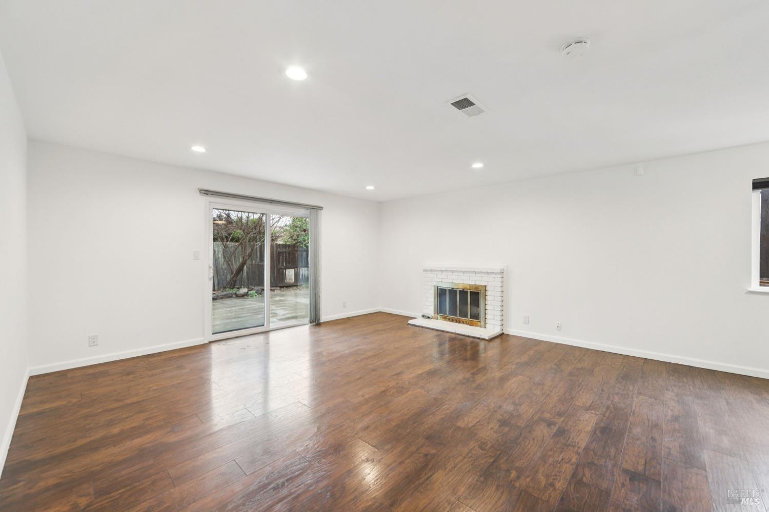 Detail Gallery Image 5 of 44 For 151 Marquette Ave, Vallejo,  CA 94589 - 4 Beds | 2 Baths