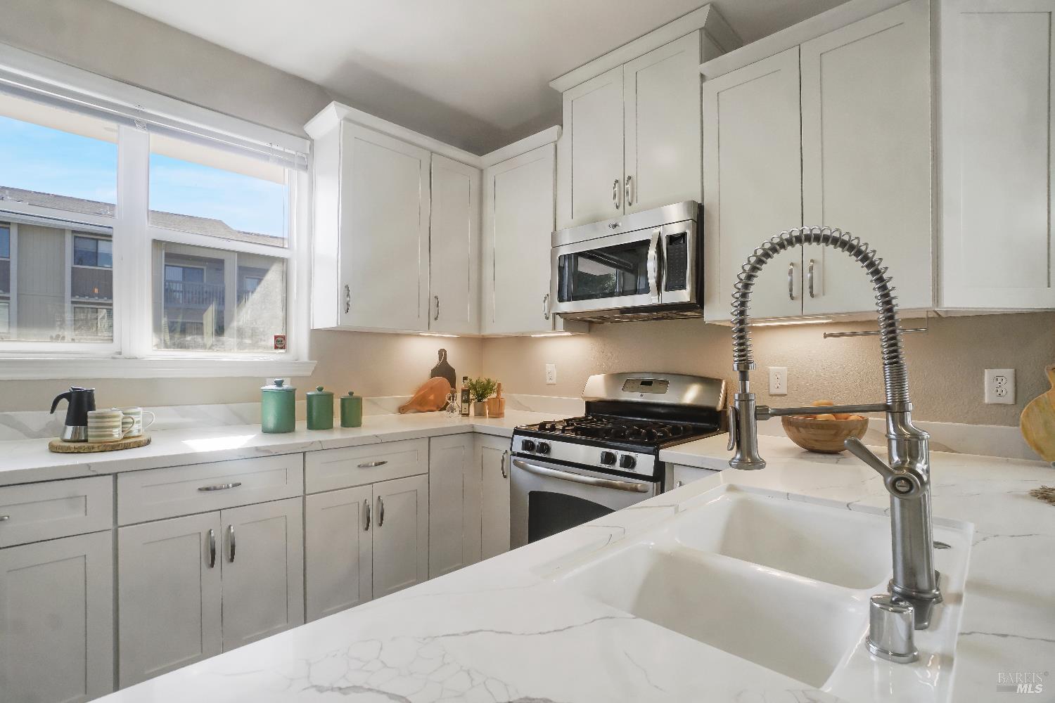 Detail Gallery Image 10 of 30 For 113 Firefly Ln, Napa,  CA 94558 - 3 Beds | 3/1 Baths