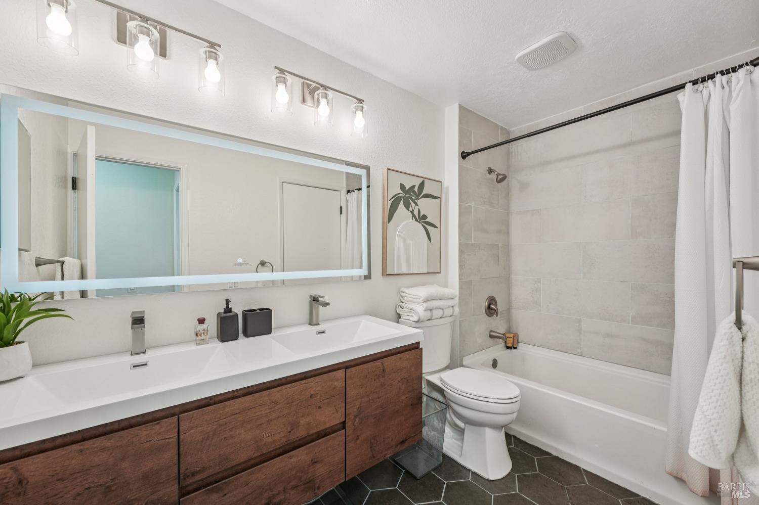 Detail Gallery Image 15 of 23 For 2 Lakeview Ct, Novato,  CA 94947 - 2 Beds | 1 Baths