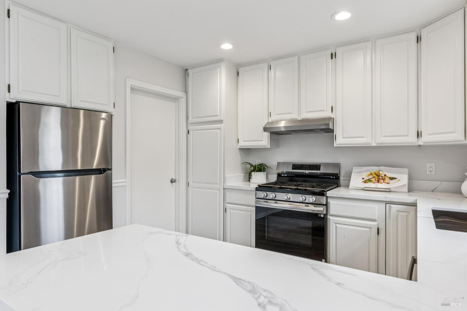 Detail Gallery Image 22 of 55 For 1128 Elm Dr, Novato,  CA 94945 - 2 Beds | 2 Baths