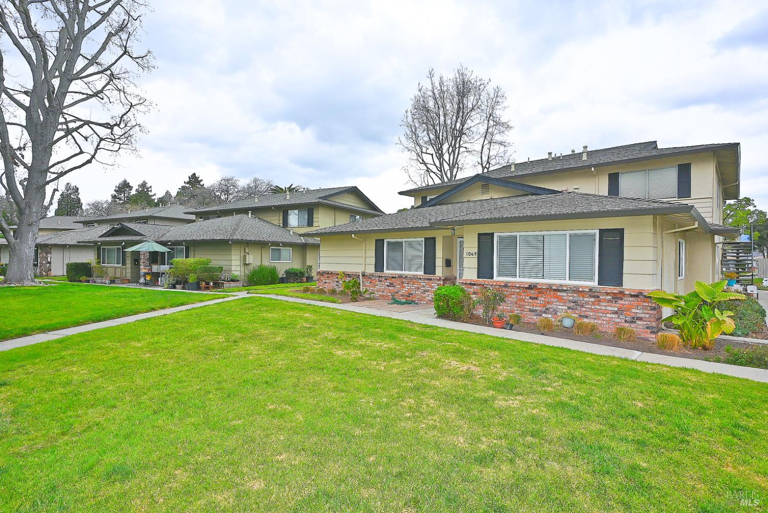 Detail Gallery Image 4 of 27 For 1049 Mohr Ln a,  Concord,  CA 94518 - 2 Beds | 1 Baths