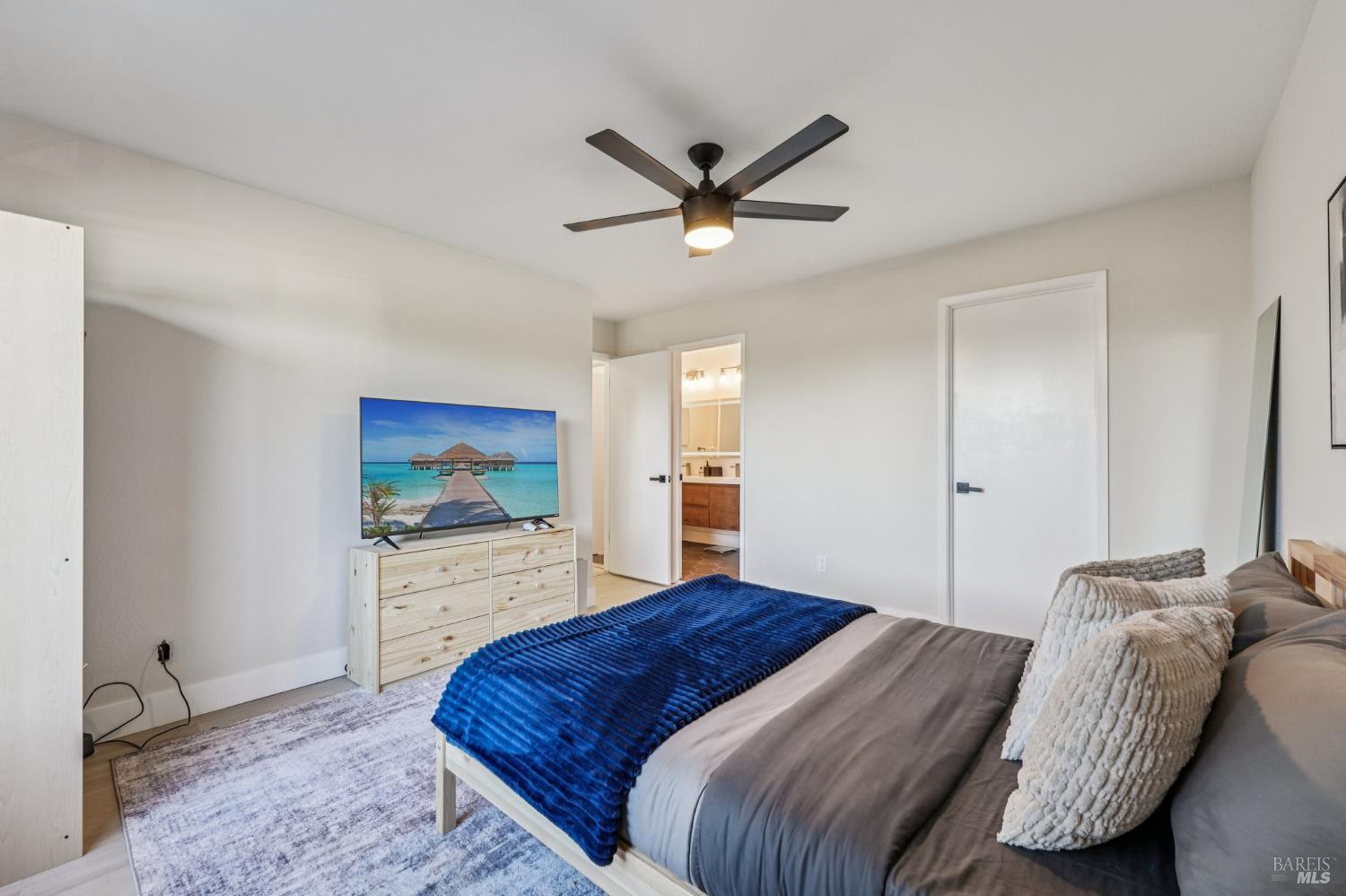 Detail Gallery Image 14 of 23 For 2 Lakeview Ct, Novato,  CA 94947 - 2 Beds | 1 Baths