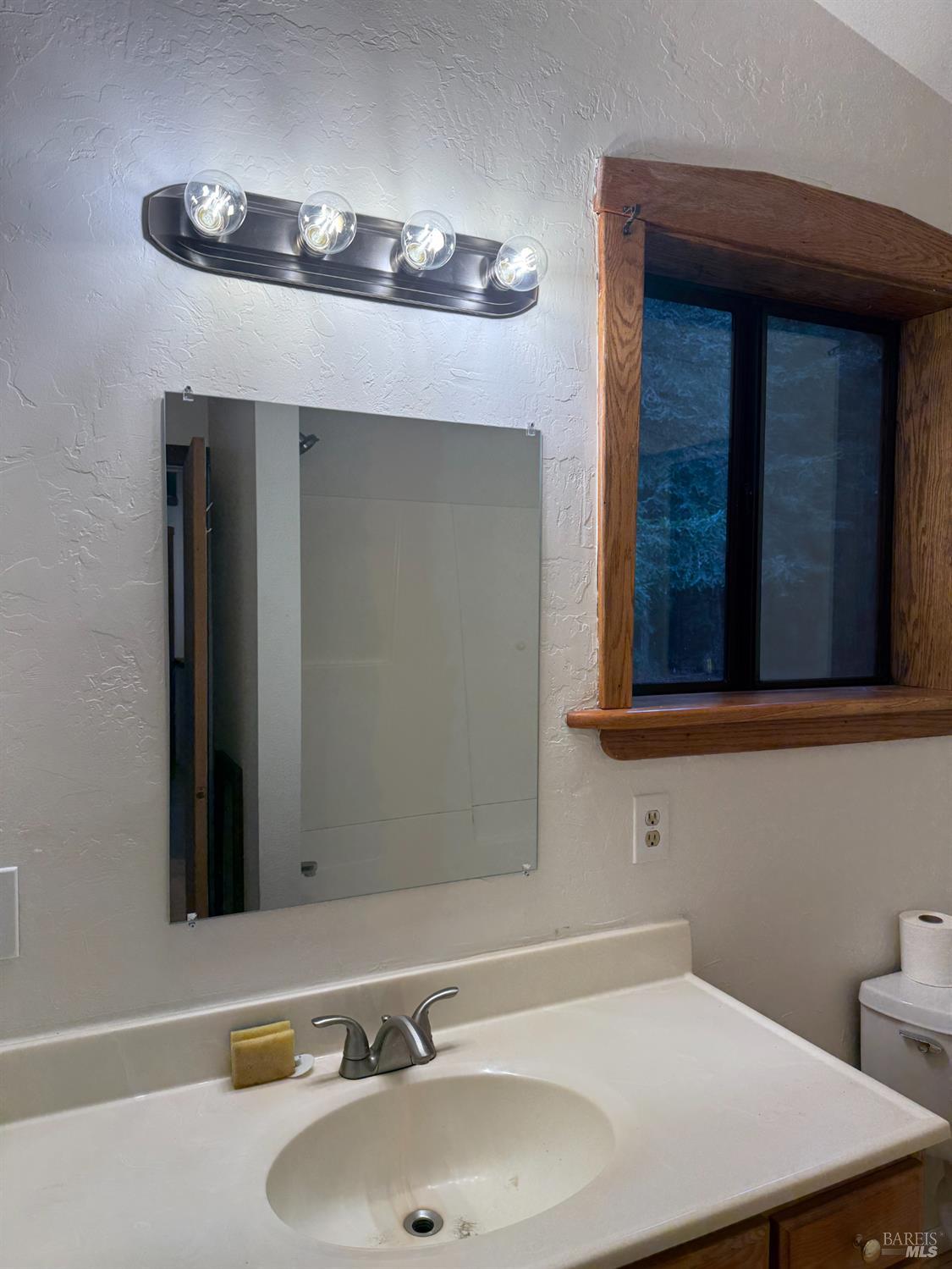 Detail Gallery Image 9 of 35 For 17001 Walker Lake Rd, Willits,  CA 95490 - 3 Beds | 2 Baths