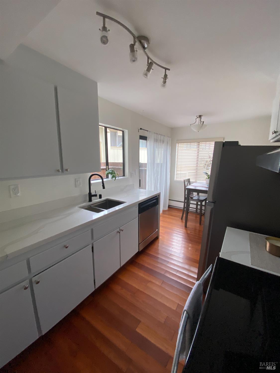 Detail Gallery Image 7 of 15 For 233 Marin Valley Dr, Novato,  CA 94949 - 2 Beds | 1/1 Baths