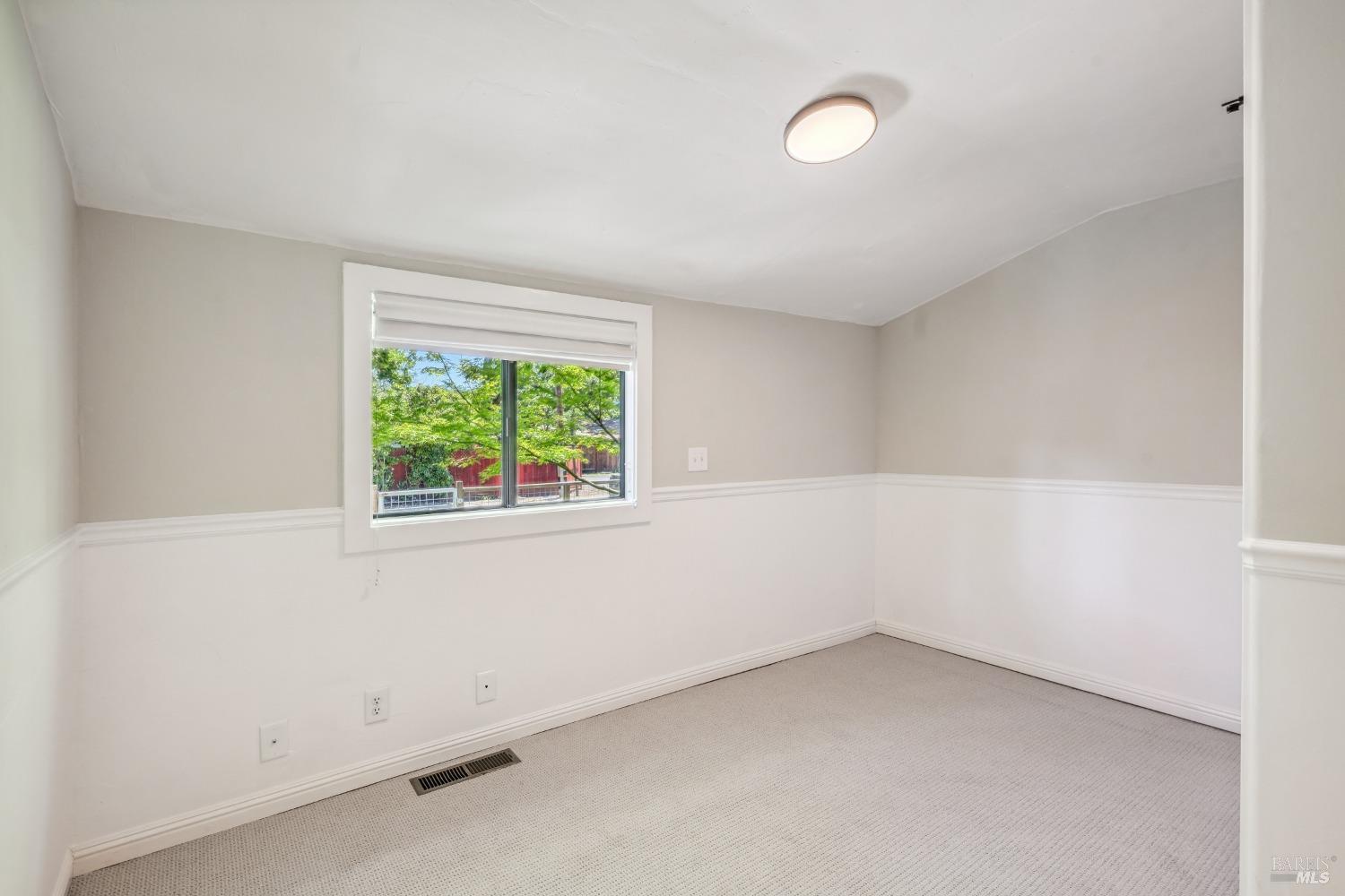 Detail Gallery Image 12 of 24 For 18450 Lucas Ave, Sonoma,  CA 95476 - 2 Beds | 2 Baths