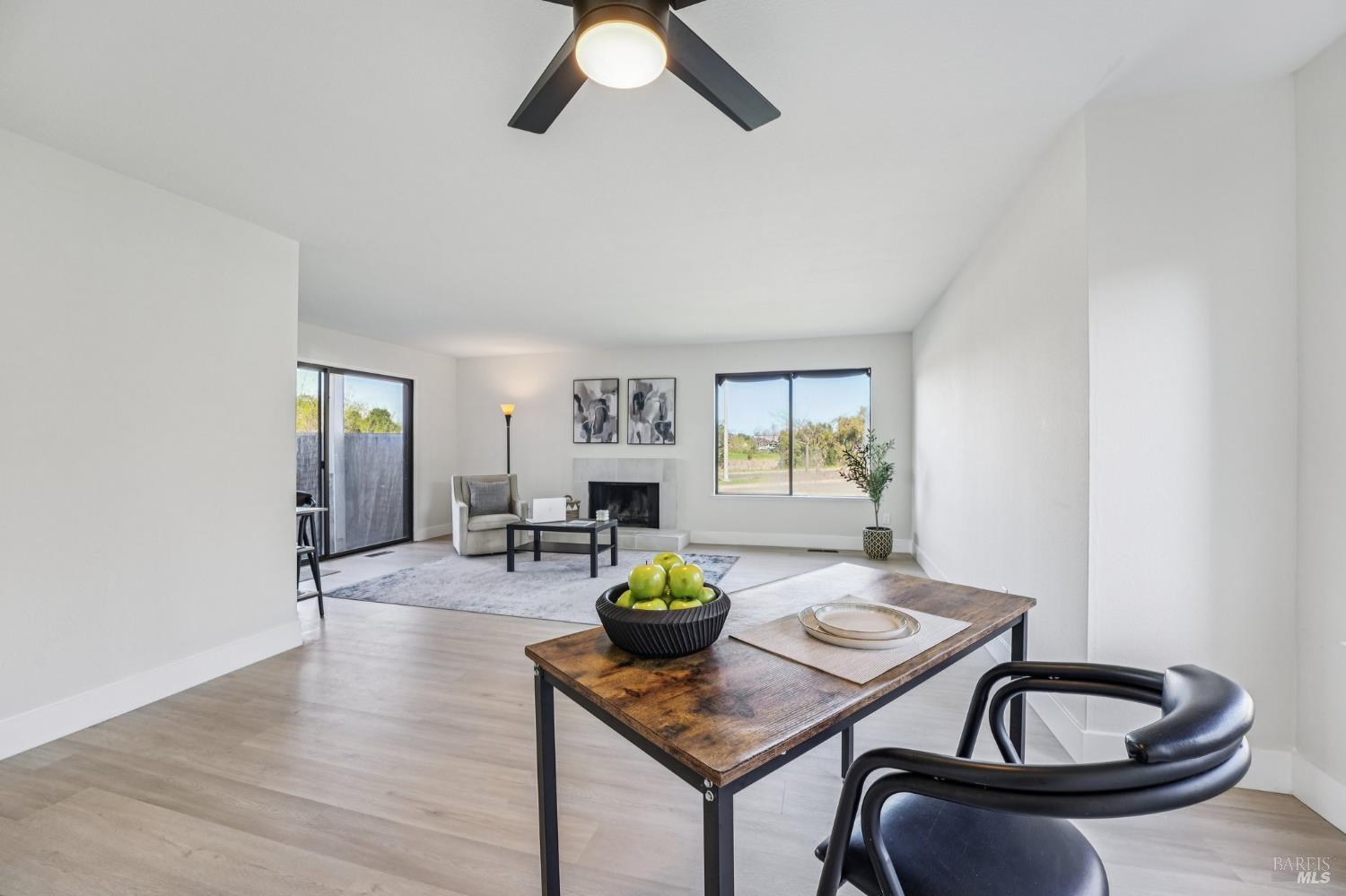 Detail Gallery Image 8 of 23 For 2 Lakeview Ct, Novato,  CA 94947 - 2 Beds | 1 Baths