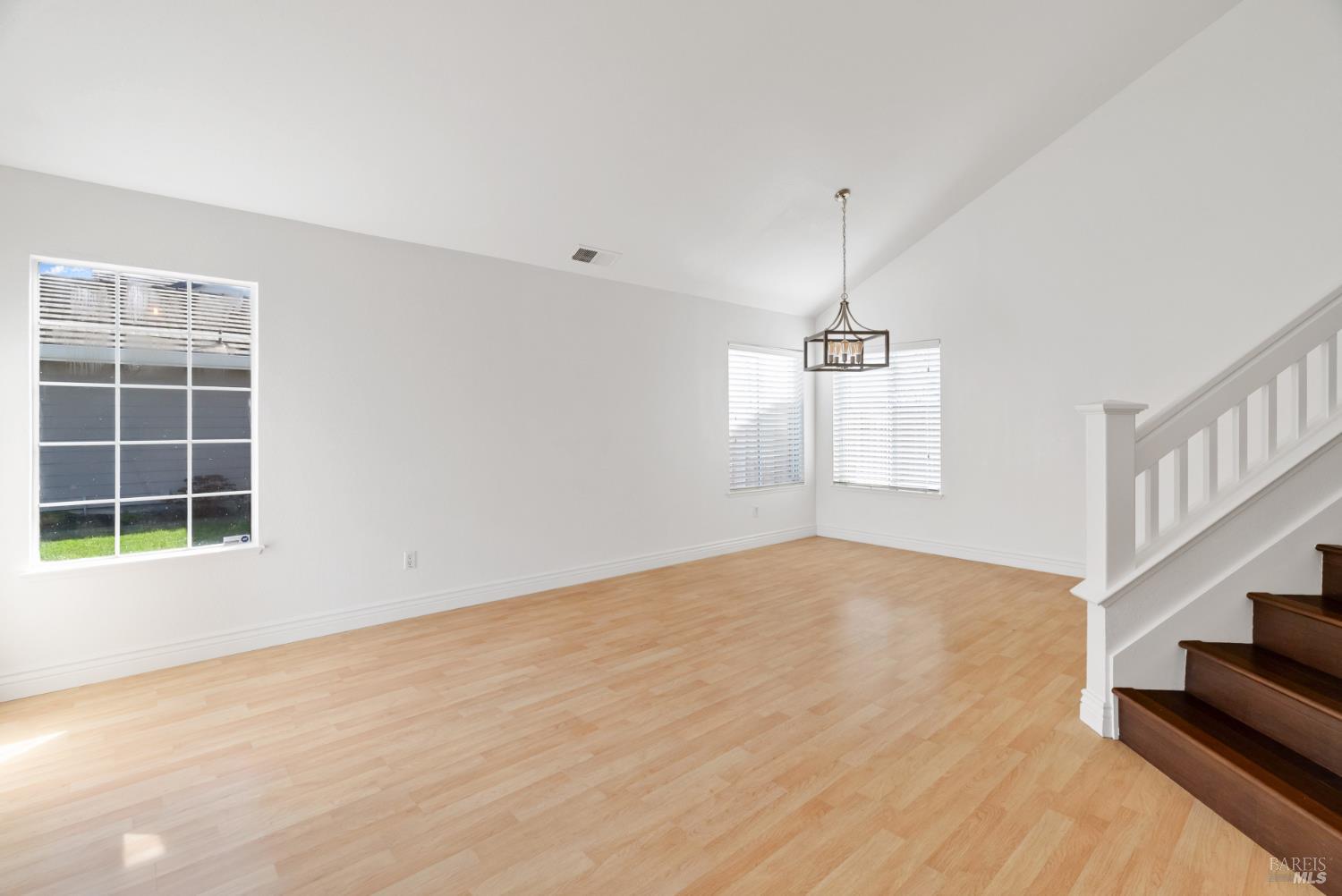 Detail Gallery Image 2 of 24 For 100 Wooded Glen Ct, Windsor,  CA 95492 - 4 Beds | 2/1 Baths