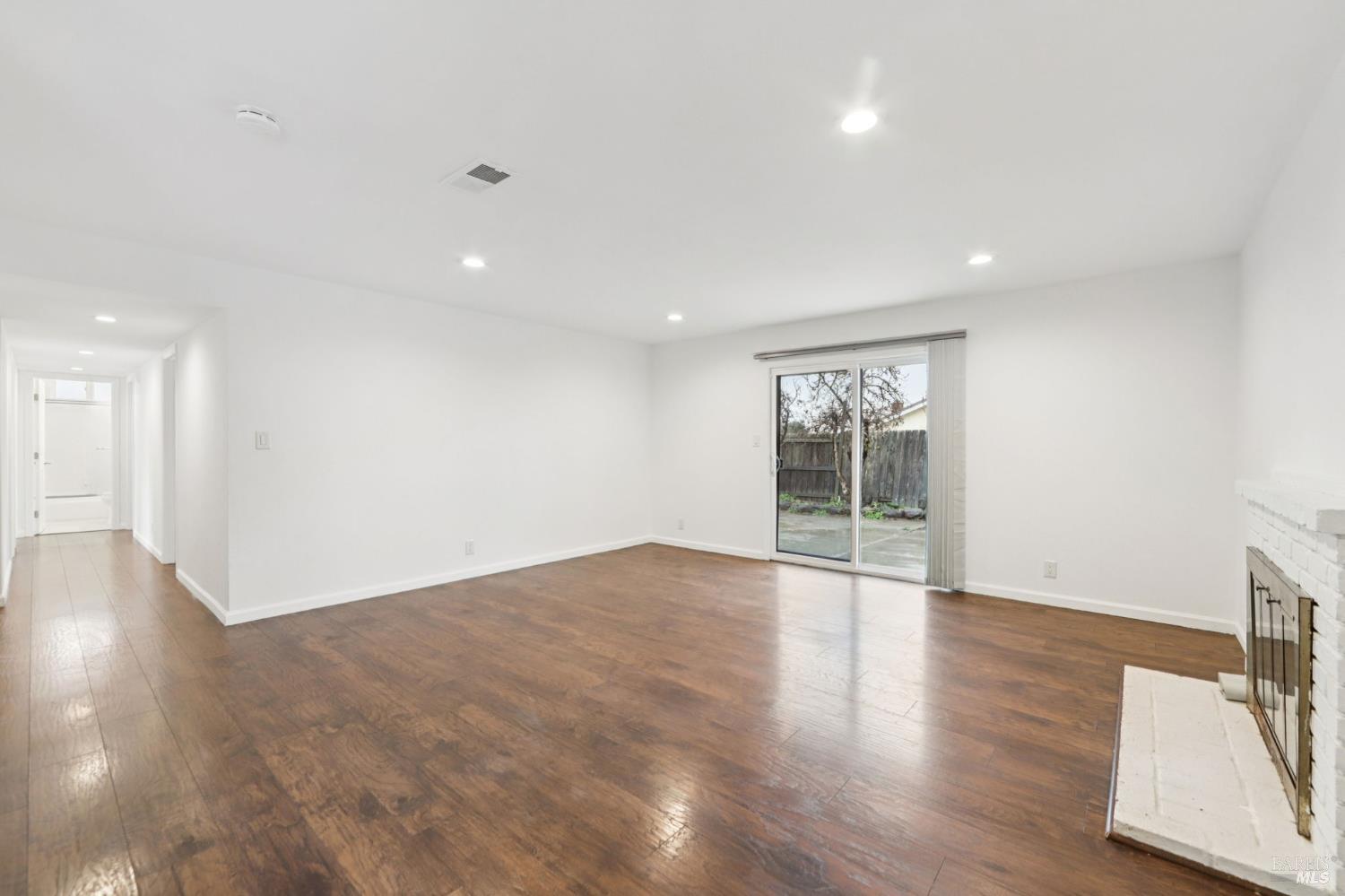 Detail Gallery Image 8 of 44 For 151 Marquette Ave, Vallejo,  CA 94589 - 4 Beds | 2 Baths