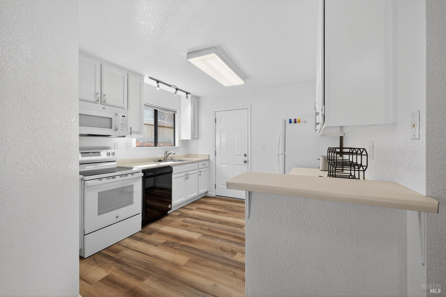 Detail Gallery Image 13 of 24 For 663 Spring Ln, Sonoma,  CA 95476 - 2 Beds | 1 Baths