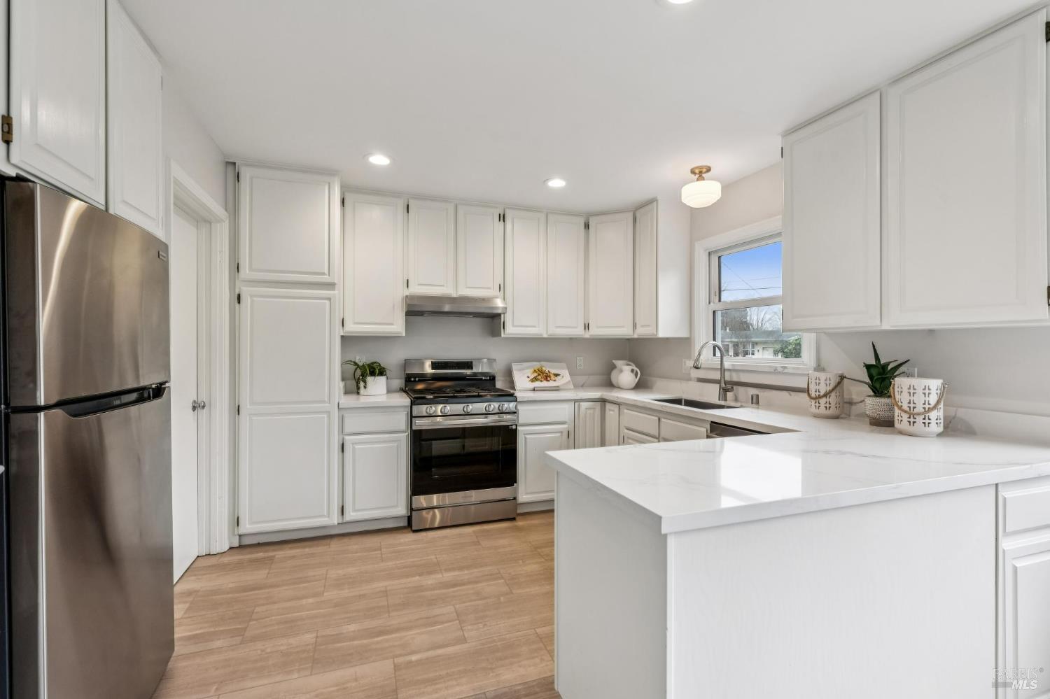 Detail Gallery Image 21 of 55 For 1128 Elm Dr, Novato,  CA 94945 - 2 Beds | 2 Baths